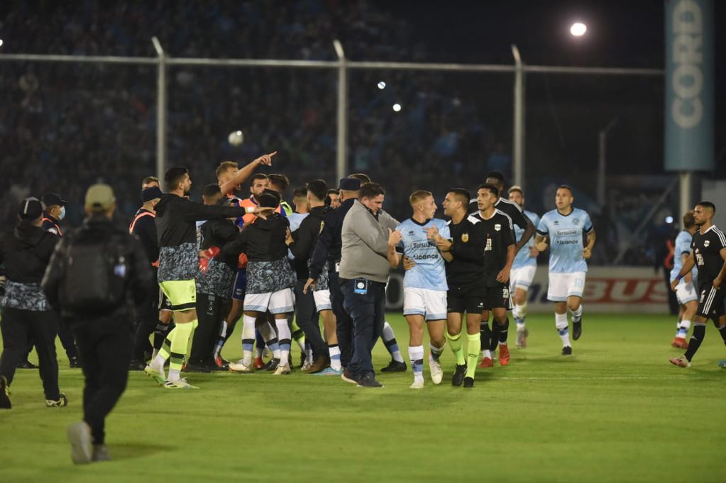 "El Colo" Juan Barinaga fue informado por el árbitro por los incidentes al final del partido que Belgrano le ganó a Riestra por 2-1. (Facundo Luque / La Voz)