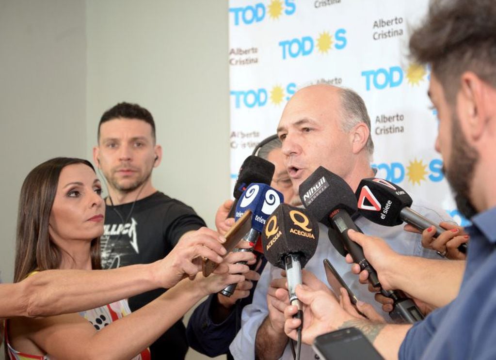 Guillermo Carmona dialogó con la prensa. Foto: prensa Frente de Todos.