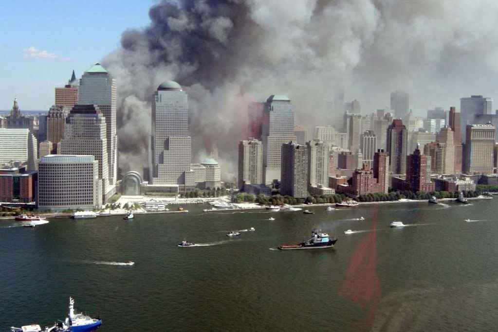 La imagen panorámica del humo saliendo de las Torres Gemelas tras los impactos de los aviones secuestrados.
