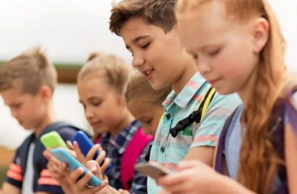 Francia prohibe los celulares en la escuela (Web)