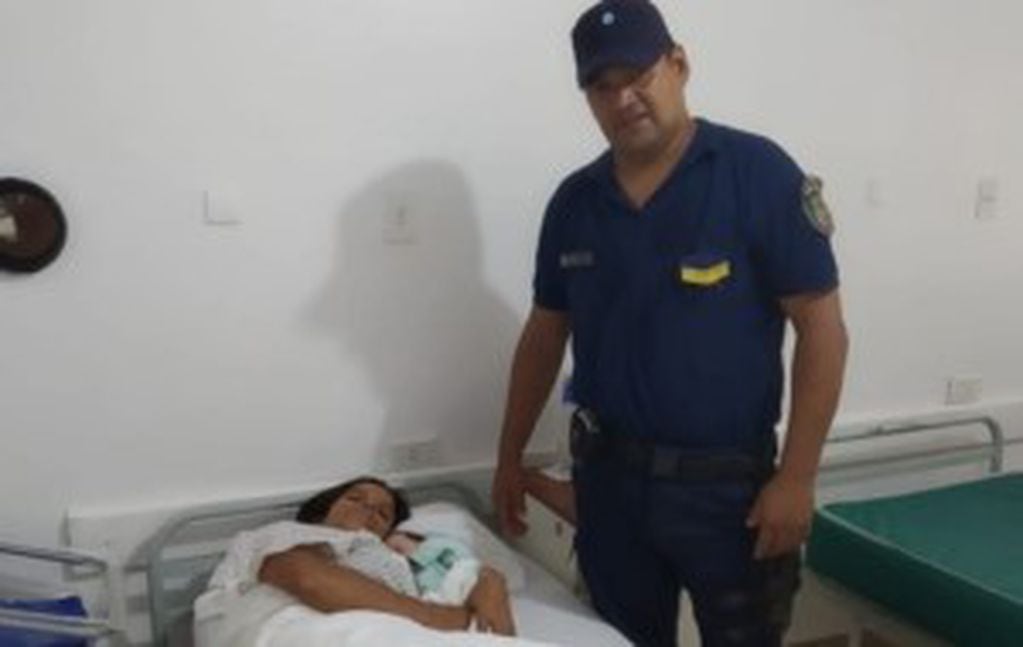 Marta, en la cama del Hospital Samic, con su bebé Alan en brazos. Junto a ellos el cabo Aníbal Salina, quien ofició de partero. (CIMECO)