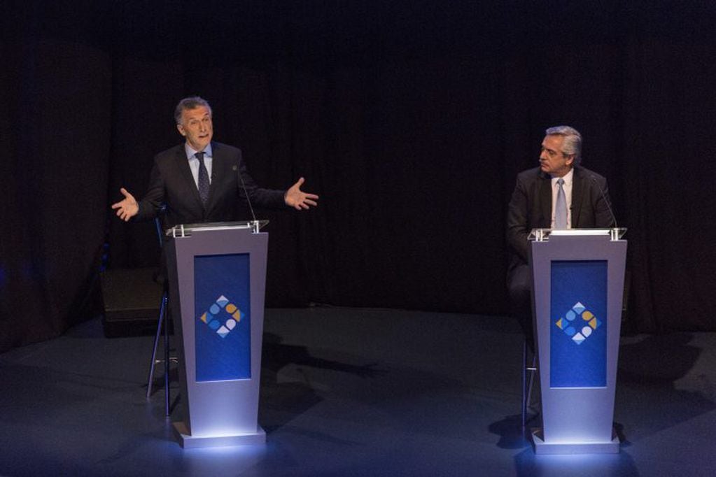 Mauricio Macri y Alberto Fernandez en el segundo debate presidencial. (bloomberg)