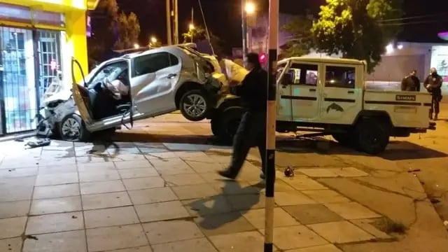 Un auto y un jeep casi terminan adentro de un comercio luego de un impactante choque