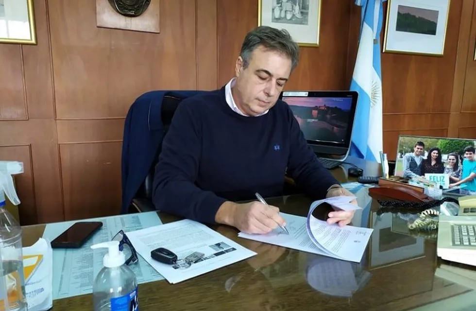El intendente Luis Castellano firmando el nuevo decreto que extiende la emergencia sanitaria y obliga el uso de \