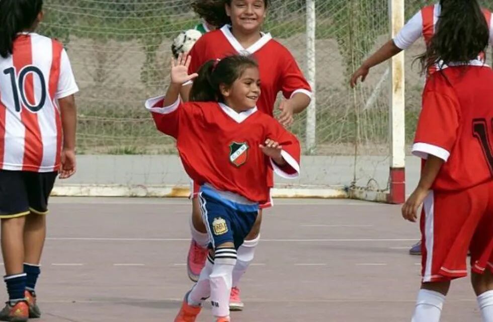 Celeste Urra practica fútbol en Deportivo Maipú