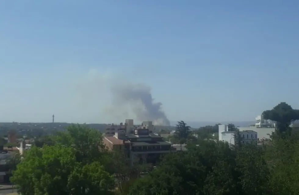 Incendio en Santa María de Punilla, visto desde Carlos Paz. Foto: VíaCarlosPaz