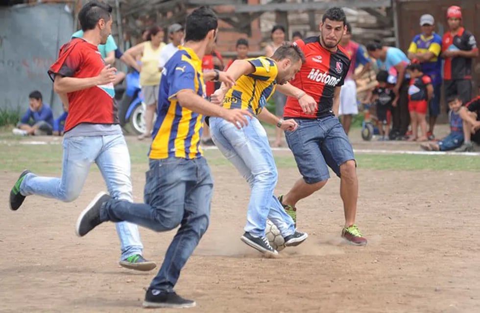 Los jugadores aceptaron la invitación del arquero para repudiar la violencia en el fútbol. (@lacapital)