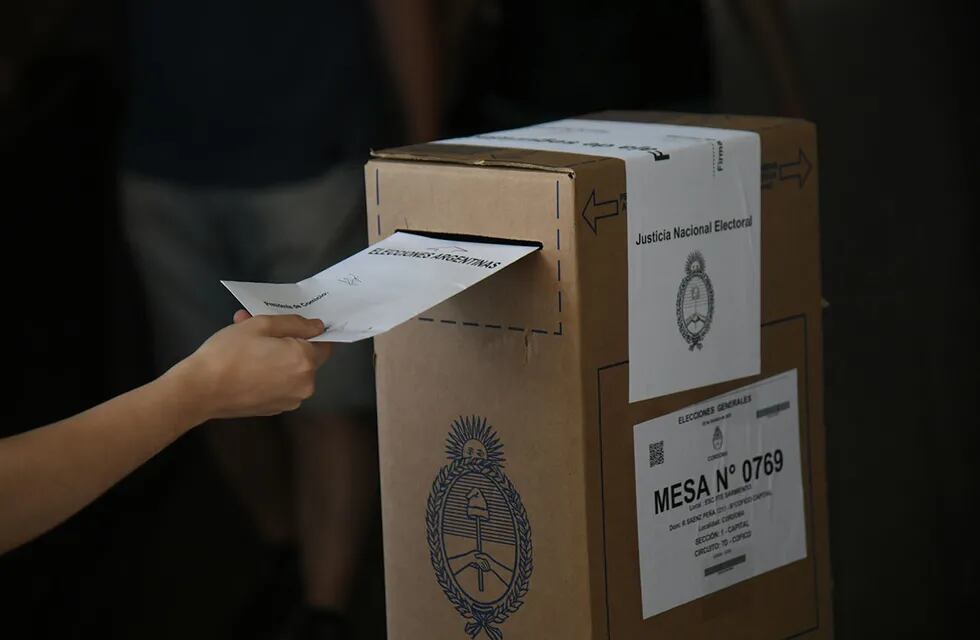 A pesar de no ser obligatorio, muchos cordobeses en el exterior asisten a la votación. (Ramiro Pereyra / La Voz)