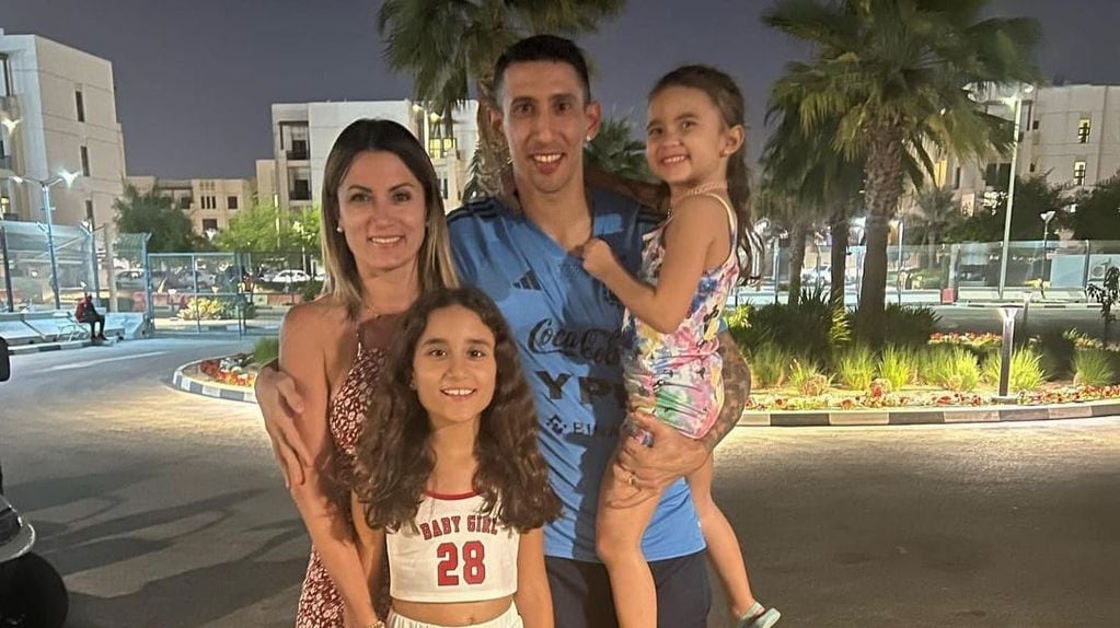 Ángel Di Maria junto a su esposa Jorgelina y sus dos hijas en Qatar. (Foto: Instagram)