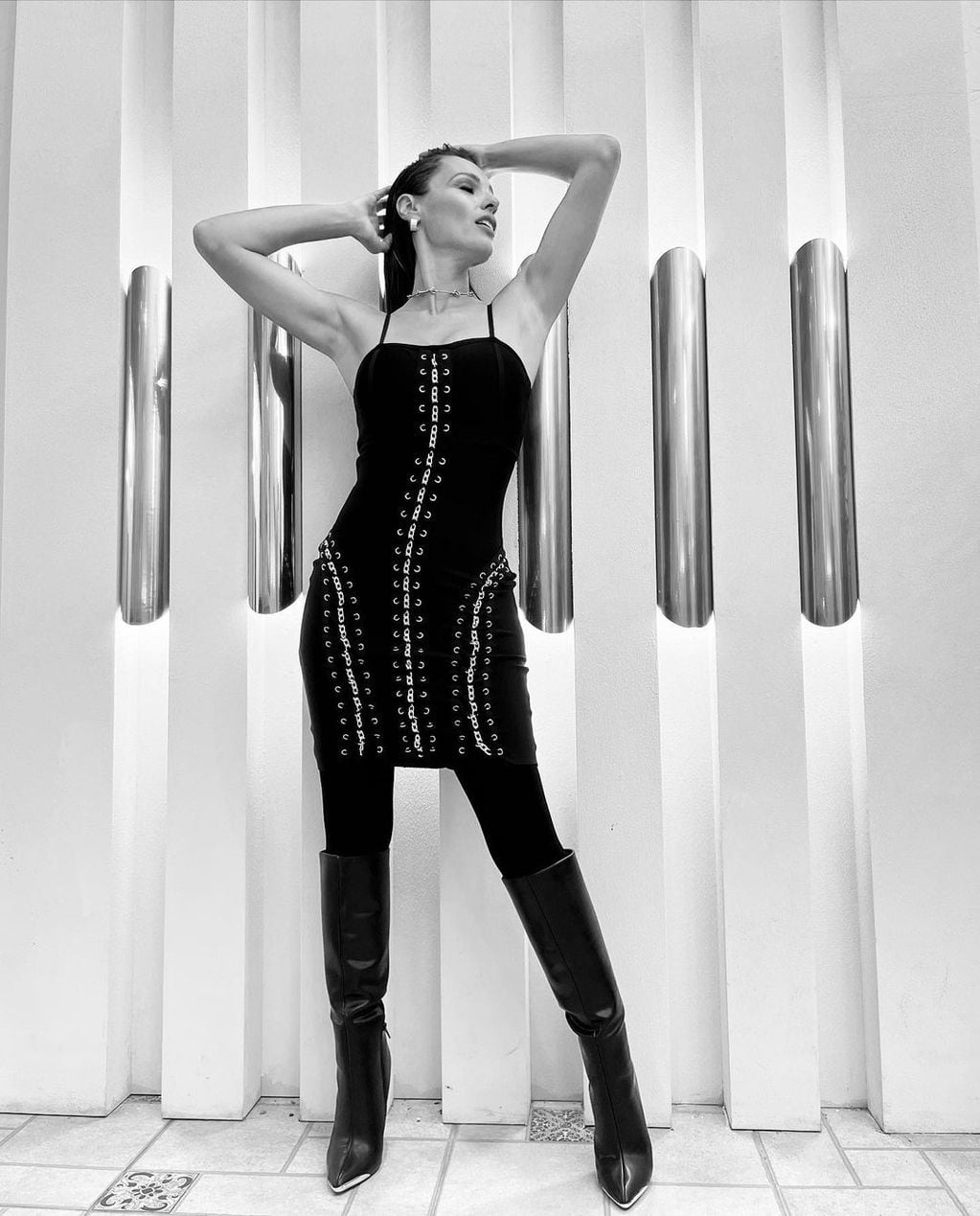 Pampita lució un vestido estilo corset con agujetas negro.