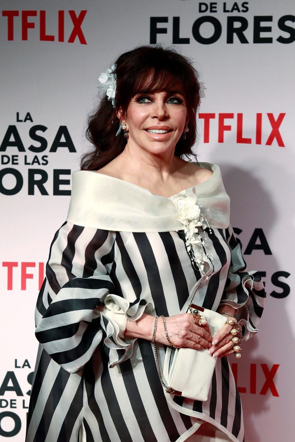 La actriz mexicana Verónica Castro posa durante la alfombra roja de la presentación de la nueva serie de Netflix "La Casa de las Flores".