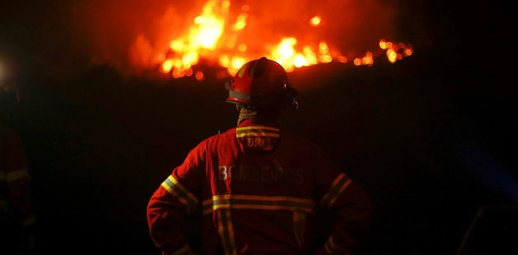Un bombero trabaja para apagar un incendio en Portugal.