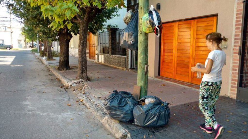 La basura se acumula en varias calles y barrios de Córdoba, tanto en la zona norte como en la sur.