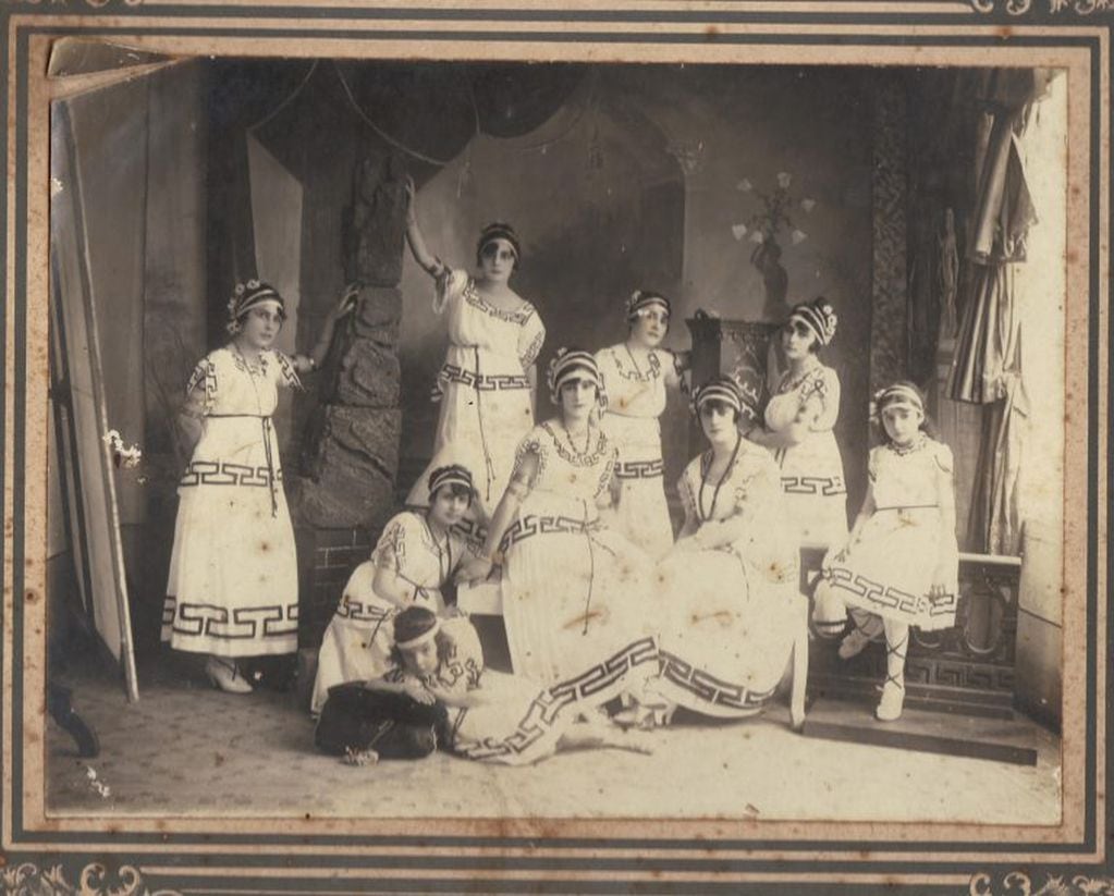 Comparsas de mujeres - GRIEGAS - Fotografía propiedad Familia Níssero
Crédito: Museo del Carnaval