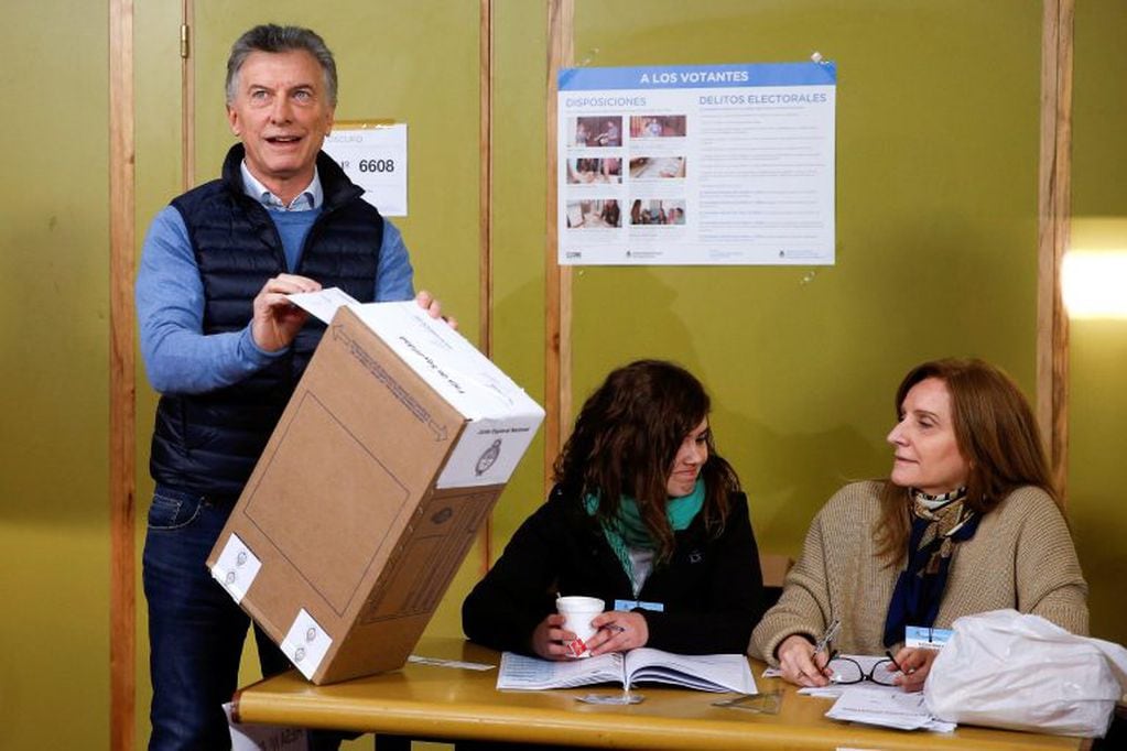 El presidente Mauricio Macri, al momento de emitir su voto. Crédito: EFE/Juan Ignacio Roncoroni.