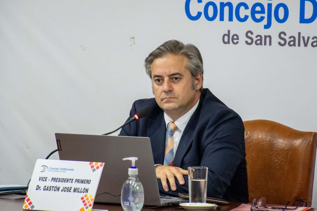 El concejal Gastón Millón presidió la sesión ordinaria donde se decidió la suspensión transitoria del aumento automático de la tarifa del transporte público de pasajeros en la capital jujeña.