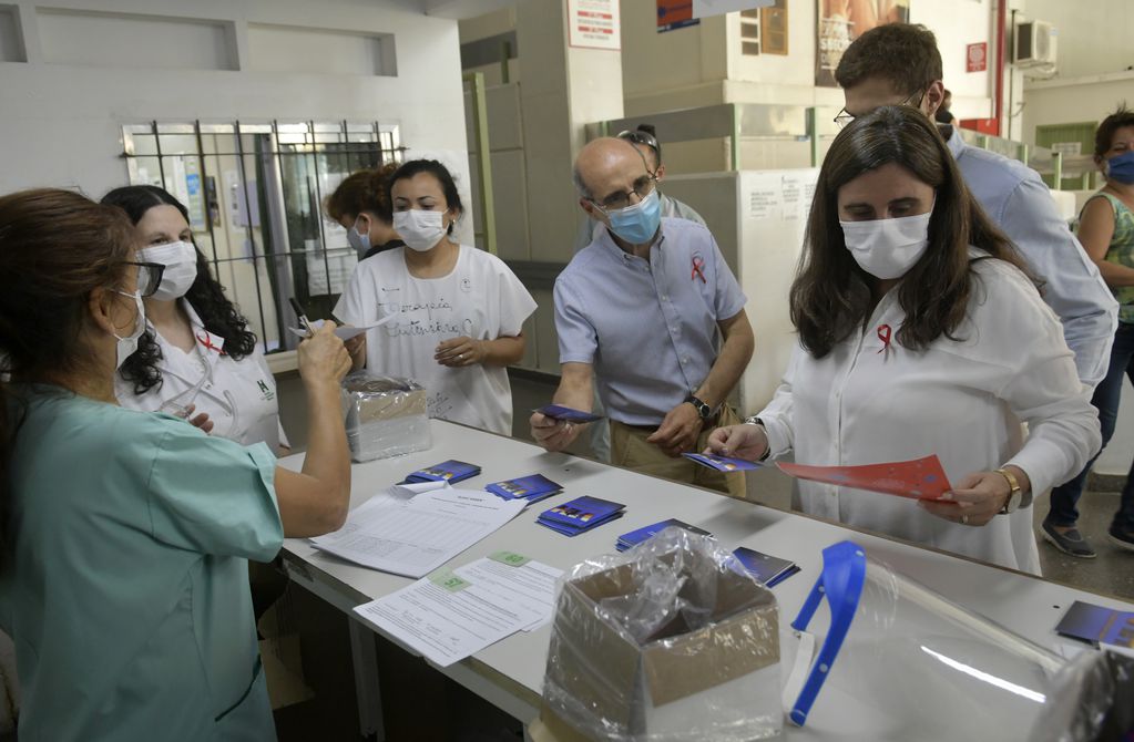 medicos y personal de la salud trabajan en la extraccion y testeos

Foto: Orlando Pelichotti/ Los Andes