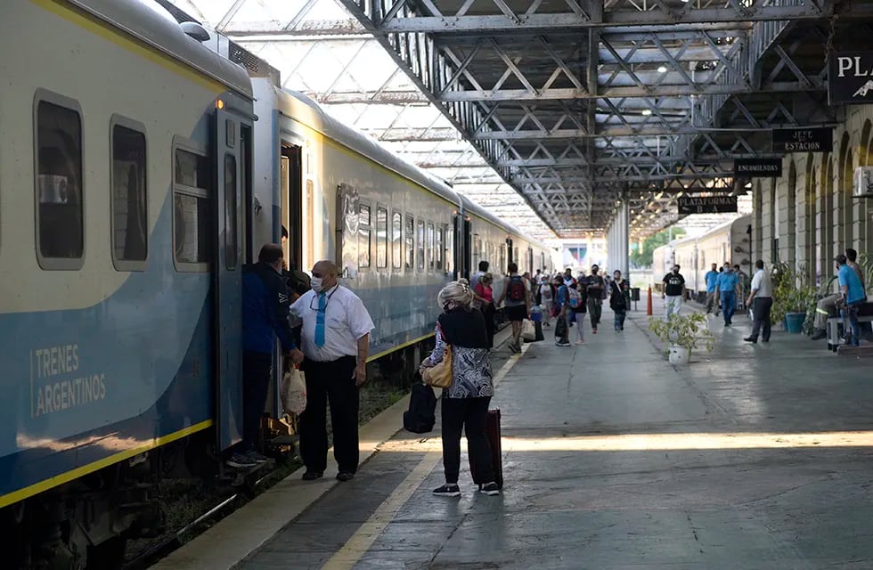 Pasajeros que llegan a la Estación Mitre luego de viajar 21 horas en tren desde Buenos Aires a Córdoba.