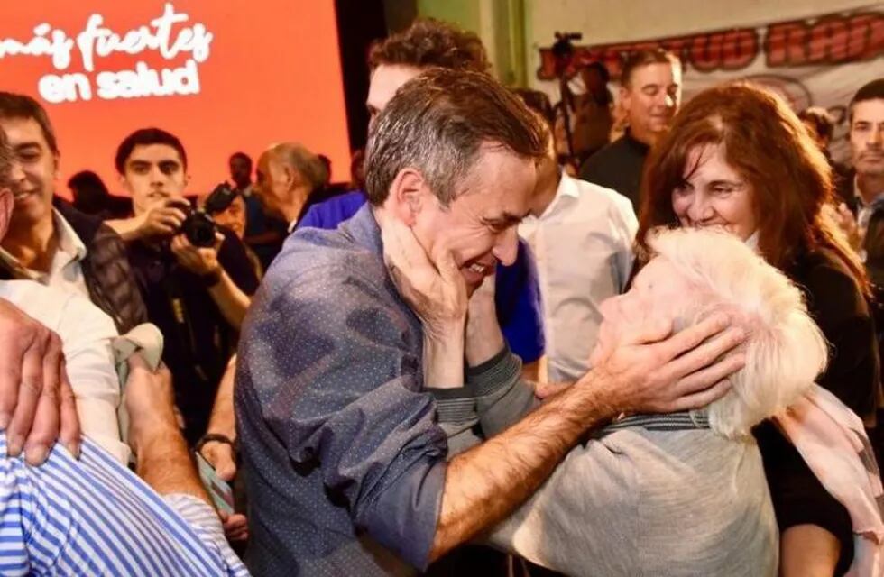 El candidato a gobernador por la UCR, Ramón Mestre, de gira por Colonia Caroya.