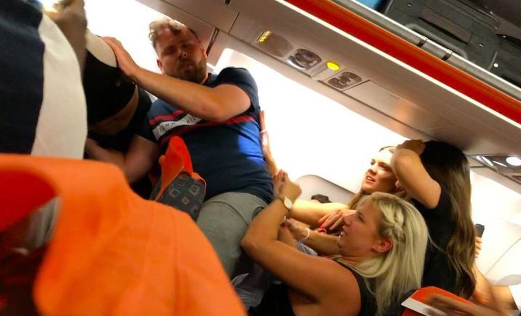 Un verdadero escándalo se vivió arriba de un avión que iba a Ibiza.