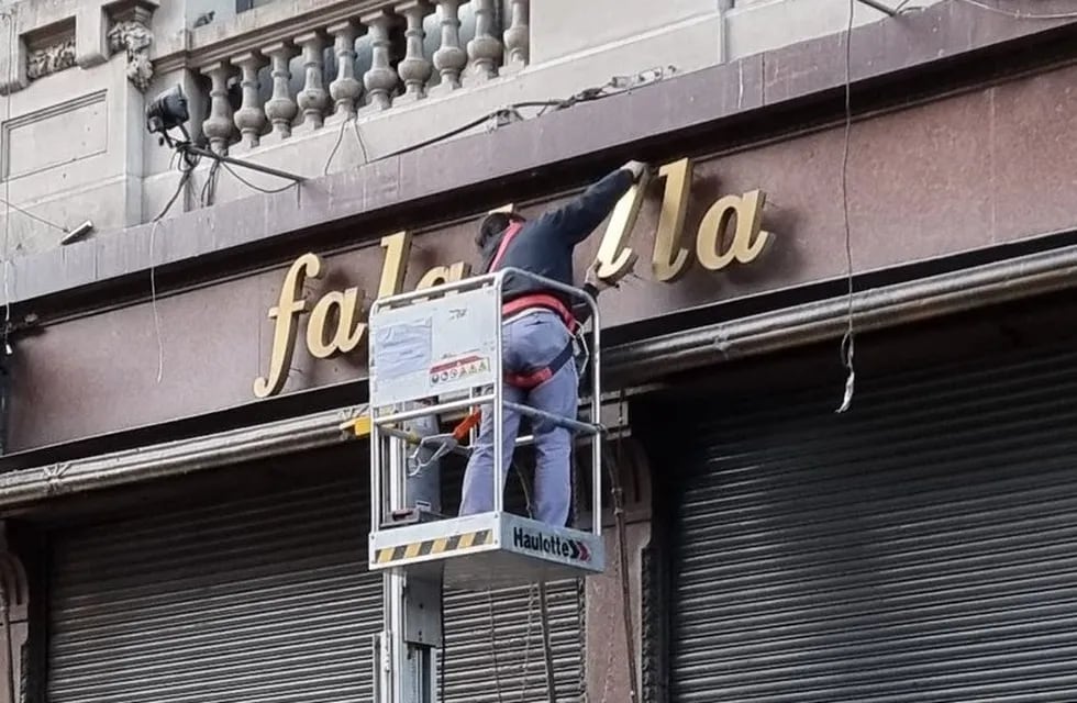 Retiraron el rotulado con letras de aluminio tras el cierre de Falabella en Rosario.