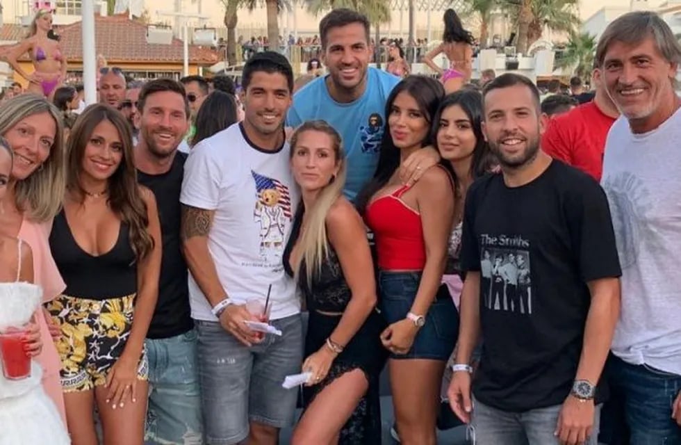 Lionel Messi y Antonel Roccuzzo en Ibiza con amigos. (Instagram)