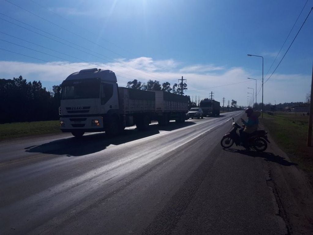 Los camiones registraron algunas demoras para atravesar el sur provincial. (@lapoliticasur)