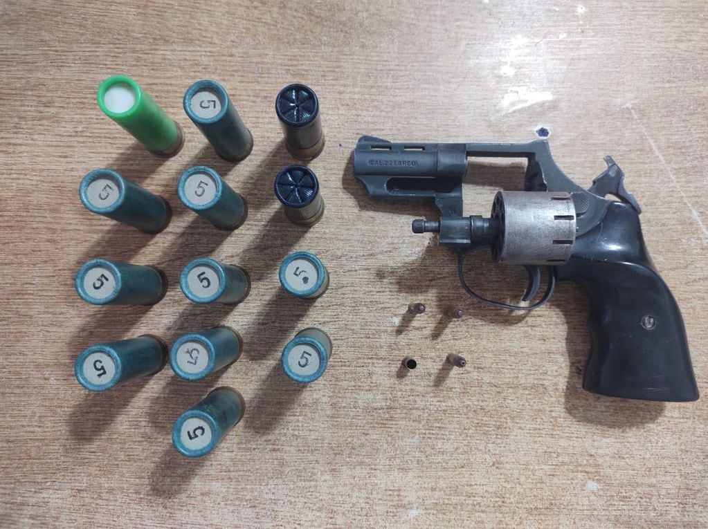 El arma y los proyectiles que fueron secuestrados en la vivienda. Foto: Ministerio de Seguridad de Mendoza.
