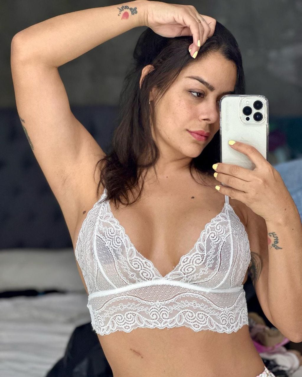 Antes de ir a dormir, Larissa Riquelme pasó por Instagram y compartió unas fotos en ropa interior.