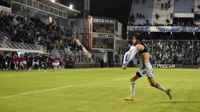 Lucas Albertengo festeja el gol de la victoria de Atlético de Rafaela