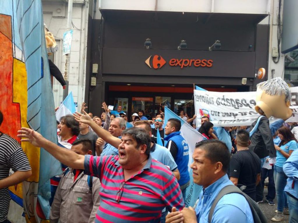 La protesta de Luz y Fuerza de este lunes con ataques a huevazos a Cadena 3 y rotura de vallas en la Lotería.