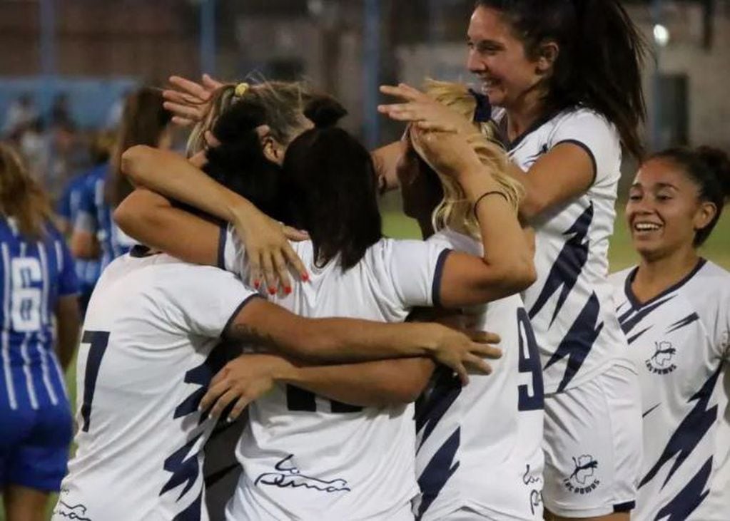 Las Pumas campeonas de Liga Mendocina, en fútbol femenino.