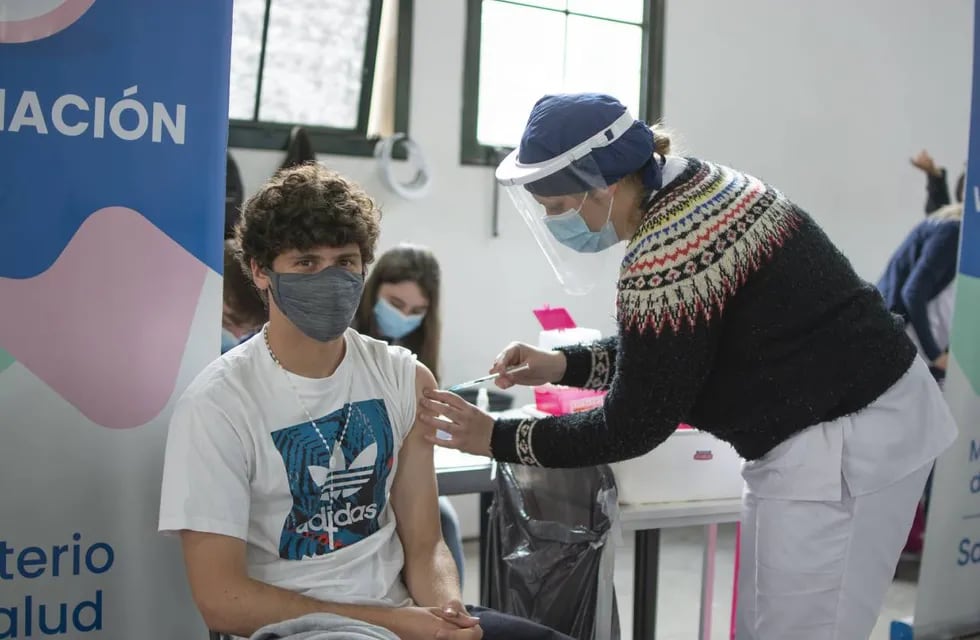 Vacuna COVID-19 en Rosario: el 100% de los adultos anotados recibió al menos una dosis