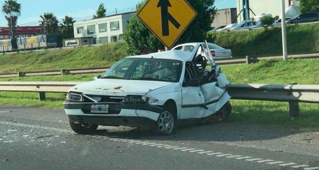 El Peugeot 405 quedó severamente dañado. (@pedrolevyok)