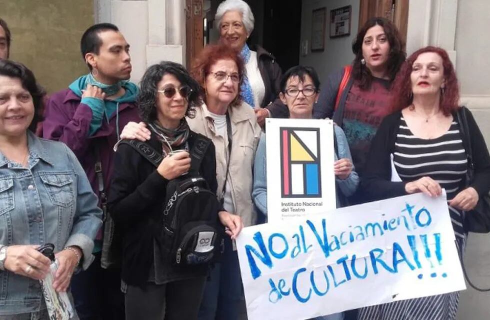 Manifestación de artistas en el INT (La Gaceta)