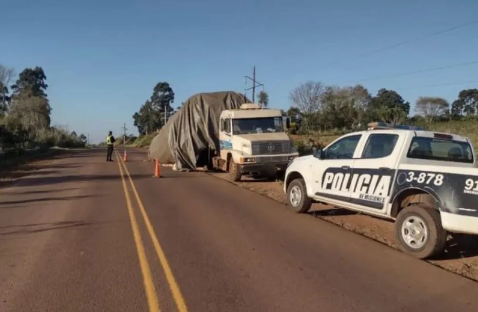 Aristóbulo del Valle: un camión derramó su carga de yerba sobre la ruta.