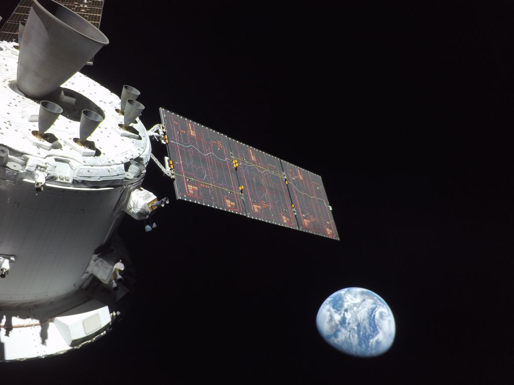 La Tierra, vista desde la nave Orión en su viaje a la Luna. La fotografía está tomada desde uno de los paneles solares de la cápsula. La NASA trabaja con otras múltiples empresas internacionales en el proyecto.