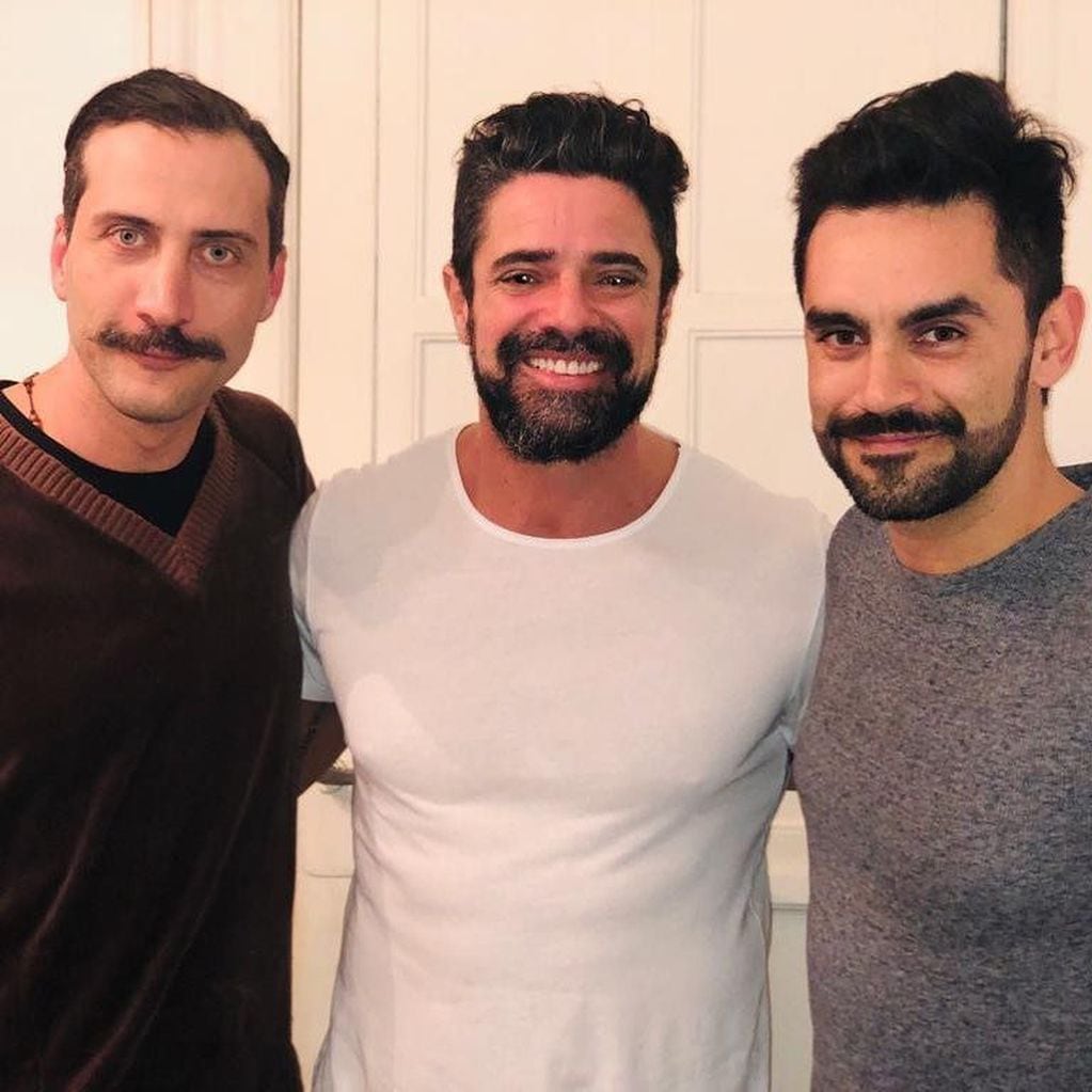 Luciano Castro posa con sus compañeros de "Desnudos", Gonzalo Heredia y Luciano Cáceres  (Foto: Instagram/ @castrolucianook)
