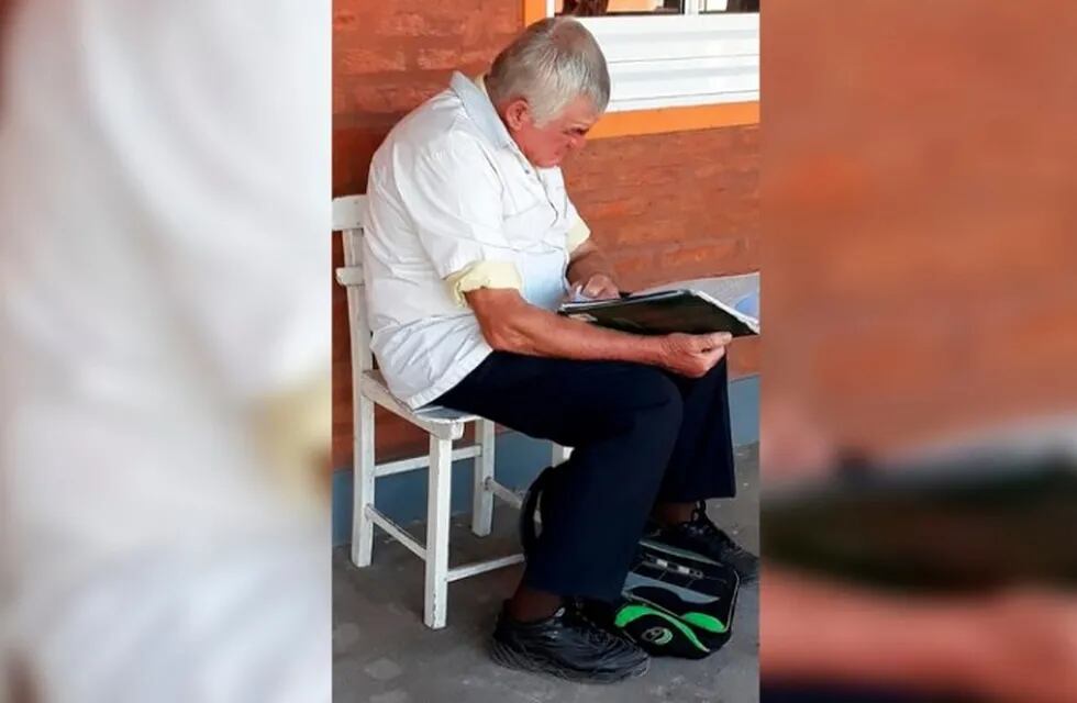 Pablo Iwanski de 62 años se recibió el lunes pasado de profesor de educación primaria.