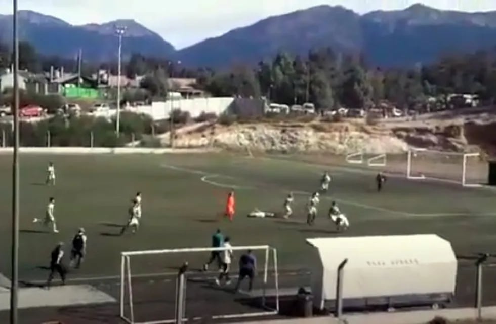 Un partido de fútbol de Villa La Angostura terminó en una batalla campal por agresión de un jugador (La Angostura Digital).