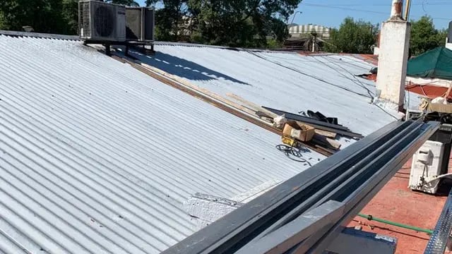 Comenzaron las tareas de reparación en los techos de Hospital Gumersindo Sayago de Carlos Paz.