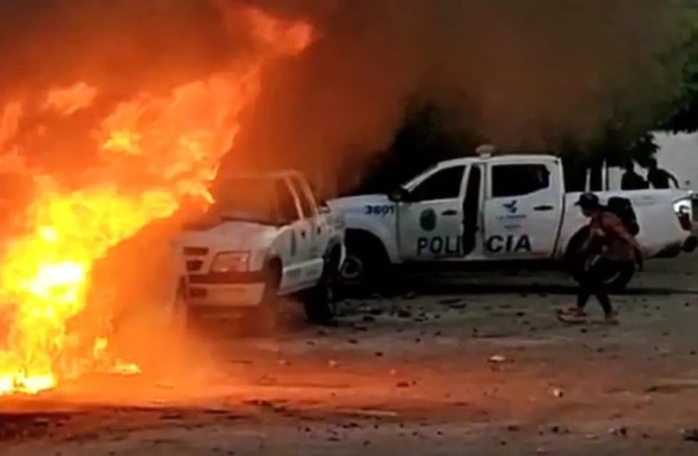 El fuego de los manifestantes alcanzó a quemar a dos patrulleros. Twitter @impulso_ciudad