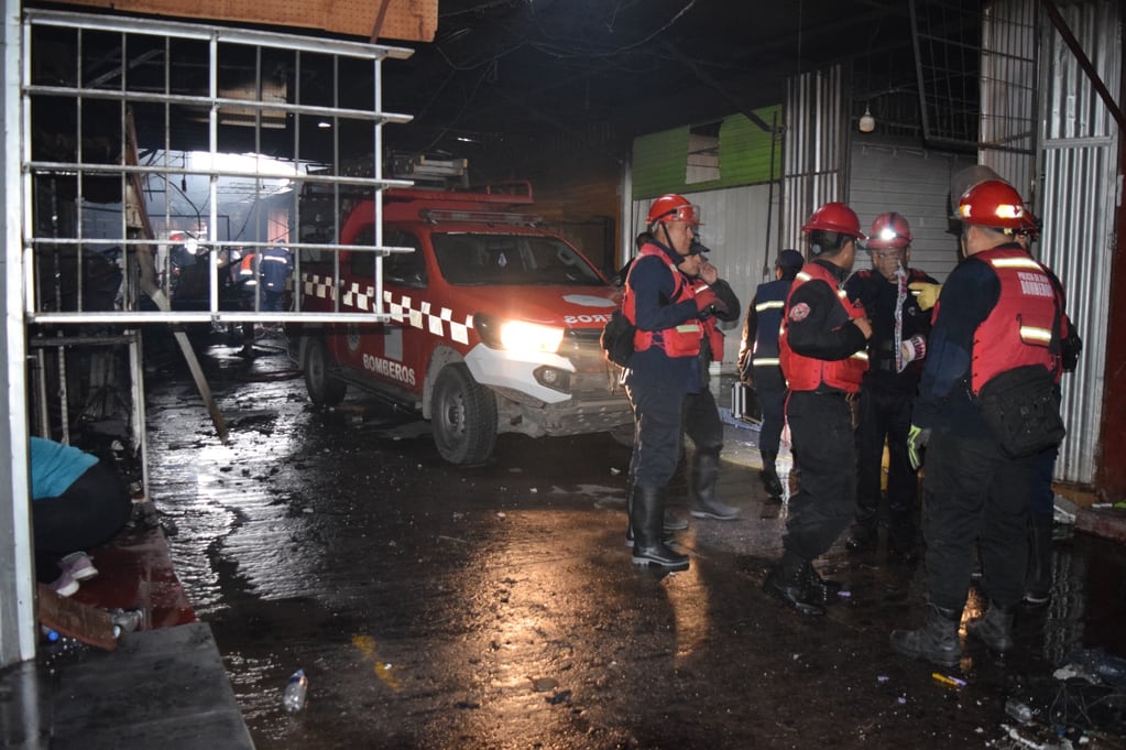 Si bien aún se desconoce la causa principal del incendio, los peritos de la Policía de Jujuy realizaron los procedimientos de rigor para aportar elementos a la investigación del incendio declarado durante la madrugada en la feria "Virgen del Valle" de Perico.