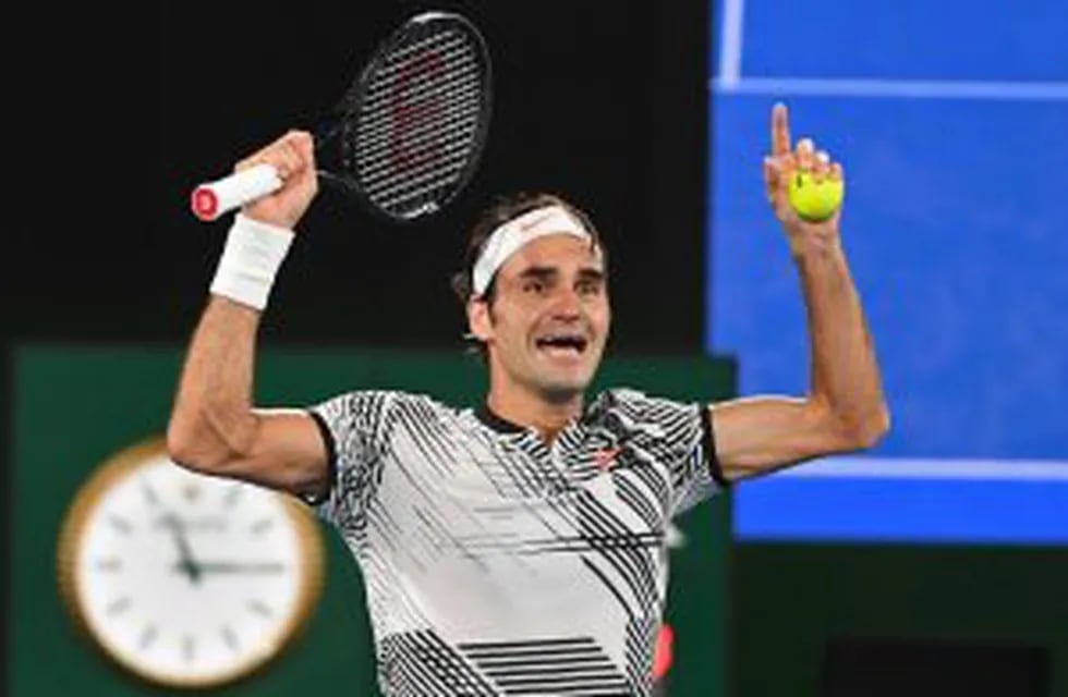 Switzerland's Roger Federer celebrates his victory against Spain's Rafael Nadal during the men's singles final on day 14 of the Australian Open tennis tournament in Melbourne on January 29, 2017. / AFP PHOTO / WILLIAM WEST / IMAGE RESTRICTED TO EDITORIAL 