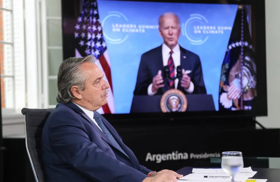 El presidente Alberto Fernández en videollamada con su par estadounidense Joe Biden. (Presidencia / Archivo)