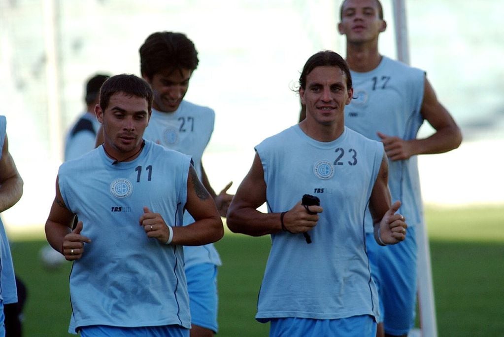 Paolo Frangipane y Matías Gigli en un entrenamiento de Belgrano en 2006. Detrás aparecen Franco Peppino (actual ayudante de campo de Guillermo Farré en el plantel de Belgrano) y Diego Novaretti (defensor del actual plantel). (La Voz / Archivo)