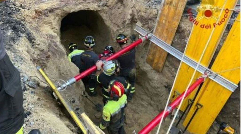 Los bomberos italianos rescatando al hombre bajo los escombros del túnel.