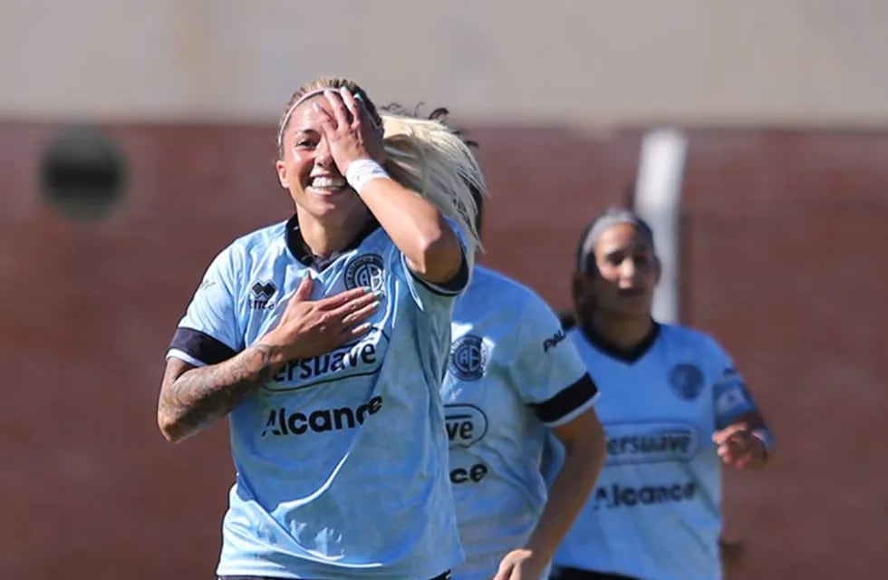 Mayra Acevedo celebrando el primer gol ante Claypole (Belgrano)