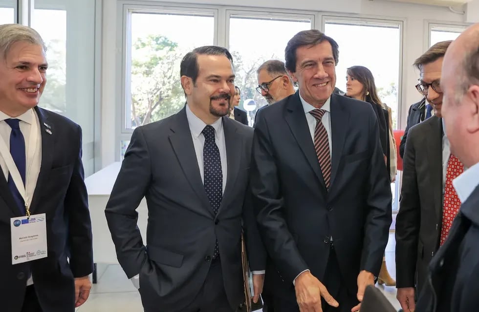 El embajador de Francia en la Argentina, Romain Nadal, y el gobernador de Jujuy, Carlos Sadir, saludan a invitados especiales en el seminario RELiTE 2024.