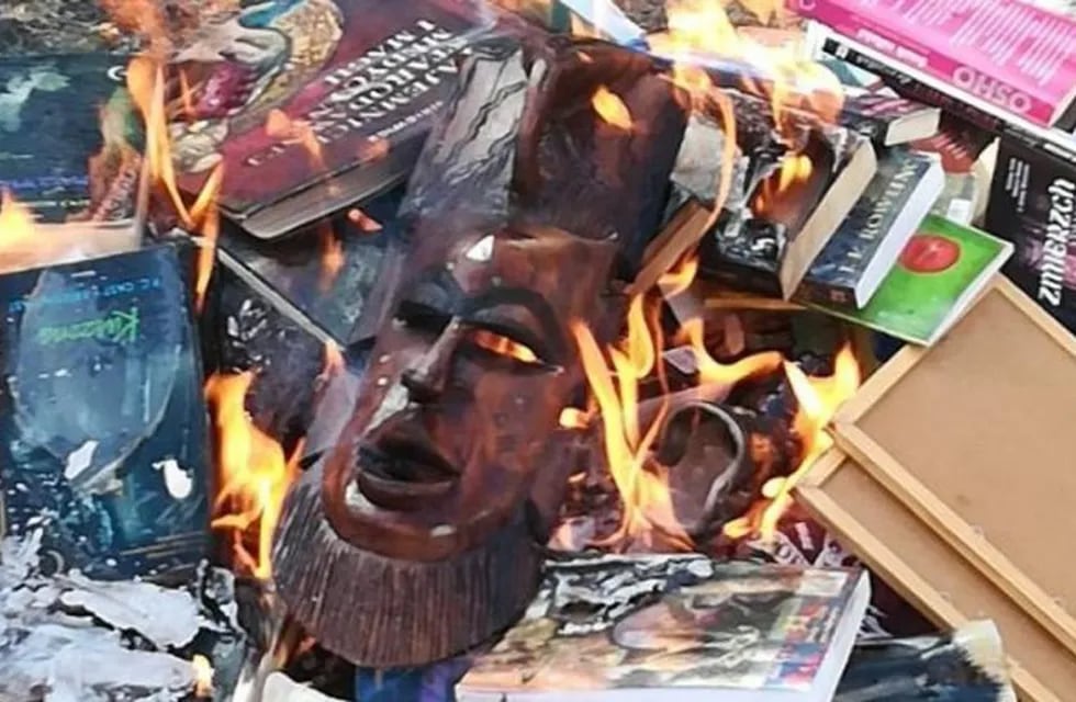 Sacerdotes polacos queman libros de Harry Potter (Facebook/@smsznieba)